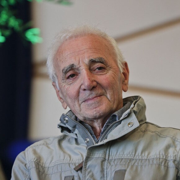 Charles Aznavour remet le "Prix 2016 Charles Aznavour" à Valérie Toranian pour son livre "L'Etrangère à l'hôtel du Département des Bouches-du-Rhône à Marseille le 23 mai 2016. © Philippe Doignon / Bestimage