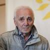 Charles Aznavour remet le "Prix 2016 Charles Aznavour" à Valérie Toranian pour son livre "L'Etrangère à l'hôtel du Département des Bouches-du-Rhône à Marseille le 23 mai 2016. © Philippe Doignon / Bestimage