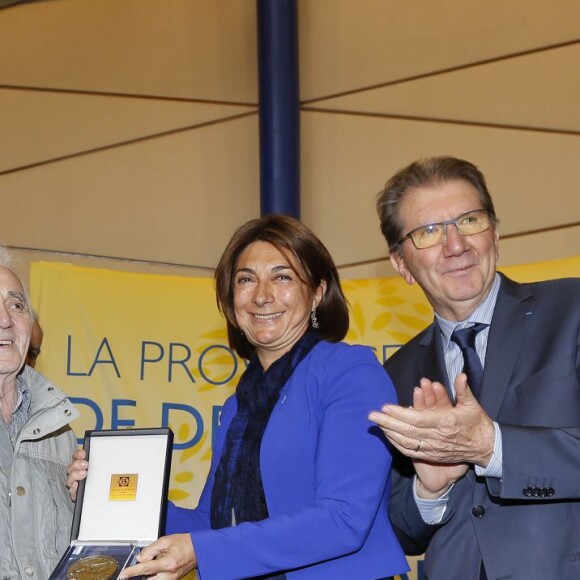 Richard Findikian, Charles Aznavour, Martine Vassal, Guy Teissier - Charles Aznavour remet le "Prix 2016 Charles Aznavour" à Valérie Toranian pour son livre "L'Etrangère à l'hôtel du Département des Bouches-du-Rhône à Marseille le 23 mai 2016. © Philippe Doignon / Bestimage