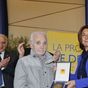 Charles Aznavour, Martine Vassal, Guy Teissier - Charles Aznavour remet le "Prix 2016 Charles Aznavour" à Valérie Toranian pour son livre "L'Etrangère à l'hôtel du Département des Bouches-du-Rhône à Marseille le 23 mai 2016. © Philippe Doignon / Bestimage