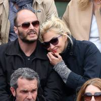 Helena Noguerra s'affiche blonde et amoureuse à Roland-Garros