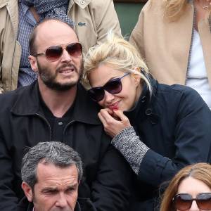 Fabrice Du Welz et sa compagne Helena Noguerra - People dans les tribunes des Internationaux de France de tennis de Roland Garros à Paris. Le 24 mai 2016 © Dominique Jacovides / Bestimage