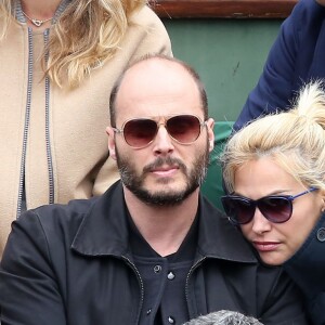 Fabrice Du Welz et sa compagne Helena Noguerra - People dans les tribunes des Internationaux de France de tennis de Roland Garros à Paris. Le 24 mai 2016 © Dominique Jacovides / Bestimage