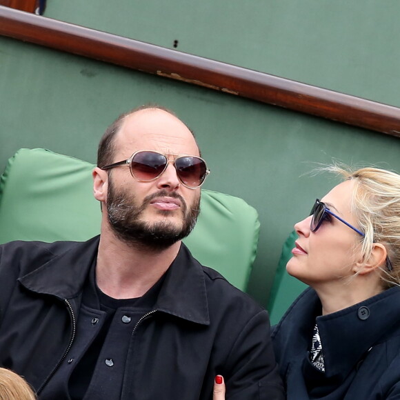 Fabrice Du Welz et sa compagne Helena Noguerra - People dans les tribunes des Internationaux de France de tennis de Roland Garros à Paris. Le 24 mai 2016 © Dominique Jacovides / Bestimage