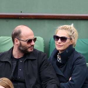 Fabrice Du Welz et sa compagne Helena Noguerra - People dans les tribunes des Internationaux de France de tennis de Roland Garros à Paris. Le 24 mai 2016 © Dominique Jacovides / Bestimage