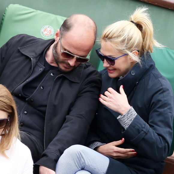 Fabrice Du Welz et sa compagne Helena Noguerra, devenue blonde - People dans les tribunes des Internationaux de France de tennis de Roland Garros à Paris. Le 24 mai 2016 © Dominique Jacovides / Bestimage