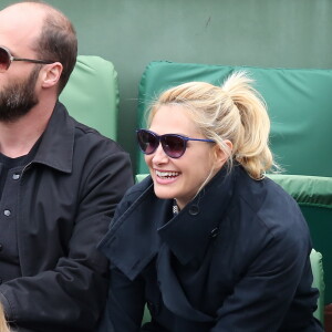 Fabrice Du Welz et sa compagne Helena Noguerra - People dans les tribunes des Internationaux de France de tennis de Roland Garros à Paris. Le 24 mai 2016 © Dominique Jacovides / Bestimage