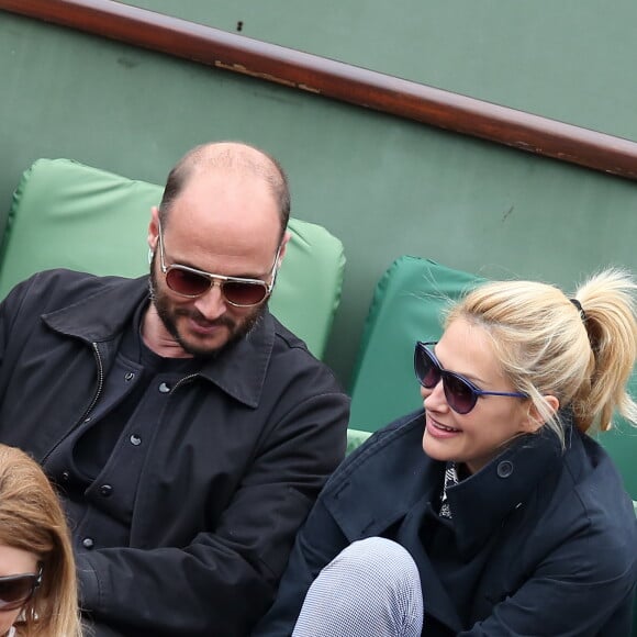 Fabrice Du Welz et sa compagne Helena Noguerra - People dans les tribunes des Internationaux de France de tennis de Roland Garros à Paris. Le 24 mai 2016 © Dominique Jacovides / Bestimage