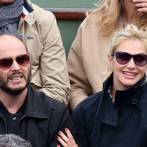 Fabrice Du Welz et sa compagne Helena Noguerra - People dans les tribunes des Internationaux de France de tennis de Roland Garros à Paris. Le 24 mai 2016 © Dominique Jacovides / Bestimage