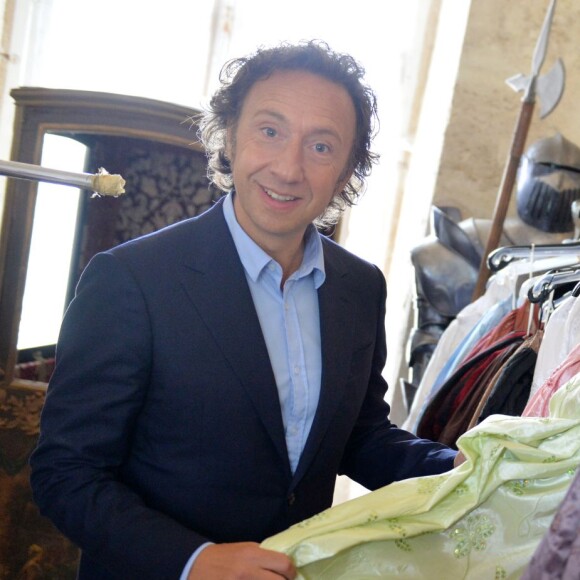 Exclusif - Stéphane Bern (conseiller artistique et historique) au milieu des costumes - Répétitions du spectacle "Le dernier bal de la reine de France" qui permet un voyage extraordinaire dans le temps au coeur d'une expérience inédite au Château de Denonville, le 28 août 2015.