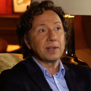 L'animateur Stéphane Bern explique dans l'émission "Derrière le poste" sur D8 que sa vie professionnelle a déséquilibré sa vie privée. Le 25 mai 2016