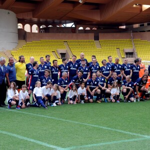 Le prince Albert II de Monaco et ses coéquipiers, dont son neveu Louis Ducruet, lors du traditionnel match de football caritatif opposant l'A.S. Star Team for Children à l'Association Mondiale des Pilotes de F1, au stade Louis-II le 24 mai 2016 à Monaco. Les pilotes ont remporté le match sur le score de 3 à 1. © Bruno Bebert / Bestimage