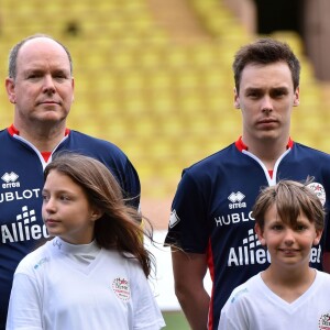 Le prince Albert II de Monaco et son neveu Louis Ducruet ont joué ensemble au sein de la Star Team for Children lors du traditionnel match de football caritatif opposant l'A.S. Star Team for Children à l'Association Mondiale des Pilotes de F1, au stade Louis-II le 24 mai 2016 à Monaco. Les pilotes ont remporté le match sur le score de 3 à 1. © Bruno Bebert / Bestimage