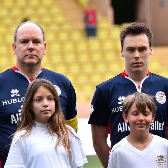 Le prince Albert II de Monaco et son neveu Louis Ducruet ont joué ensemble au sein de la Star Team for Children lors du traditionnel match de football caritatif opposant l'A.S. Star Team for Children à l'Association Mondiale des Pilotes de F1, au stade Louis-II le 24 mai 2016 à Monaco. Les pilotes ont remporté le match sur le score de 3 à 1. © Bruno Bebert / Bestimage