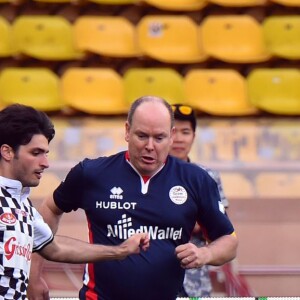 Le prince Albert II de Monaco au pressing lors du traditionnel match de football caritatif opposant l'A.S. Star Team for Children à l'Association Mondiale des Pilotes de F1, au stade Louis-II le 24 mai 2016 à Monaco. Les pilotes ont remporté le match sur le score de 3 à 1. © Bruno Bebert / Bestimage