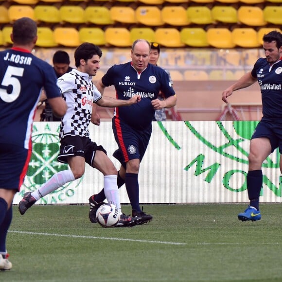 Le prince Albert II de Monaco au pressing lors du traditionnel match de football caritatif opposant l'A.S. Star Team for Children à l'Association Mondiale des Pilotes de F1, au stade Louis-II le 24 mai 2016 à Monaco. Les pilotes ont remporté le match sur le score de 3 à 1. © Bruno Bebert / Bestimage