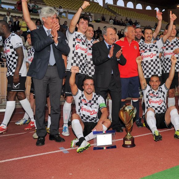 L'équipe des pilotes de F1 emmenée par Fernando Alonso fête sa victoire lors du traditionnel match de football caritatif opposant l'A.S. Star Team for Children à l'Association Mondiale des Pilotes de F1, au stade Louis-II le 24 mai 2016 à Monaco. Les pilotes ont remporté le match sur le score de 3 à 1. © Bruno Bebert / Bestimage