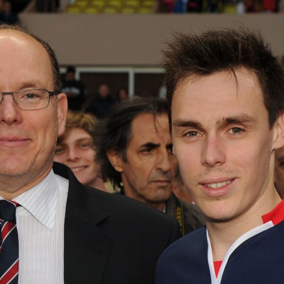 Le prince Albert II de Monaco et son neveu Louis Ducruet ont joué ensemble au sein de la Star Team for Children lors du traditionnel match de football caritatif opposant l'A.S. Star Team for Children à l'Association Mondiale des Pilotes de F1, au stade Louis-II le 24 mai 2016 à Monaco. Les pilotes ont remporté le match sur le score de 3 à 1. © Bruno Bebert / Bestimage