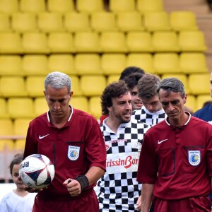 Les deux capitaines Fernando Alonso et le prince Albert II de Monaco, suivis de leurs coéquipiers, lors du traditionnel match de football caritatif opposant l'A.S. Star Team for Children à l'Association Mondiale des Pilotes de F1, au stade Louis-II le 24 mai 2016 à Monaco. Les pilotes ont remporté le match sur le score de 3 à 1. © Bruno Bebert / Bestimage