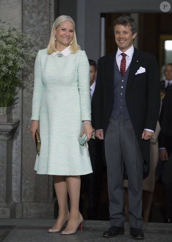 La princesse Mette-Marit de Norvège et le prince Frederik de Danemark - Baptême du prince Oscar de Suède à Stockholm en Suède le 27 mai 2016.