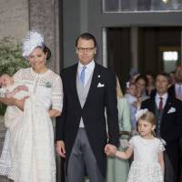 Baptême d'Oscar de Suède : L'adorable prince aux anges dans les bras de Victoria