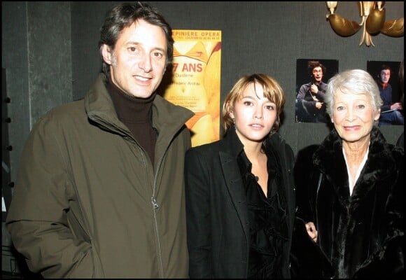 Antoine de Caunes avec sa fille Emma et sa mère Jacqueline Joubert, à Paris en novembre 2004.