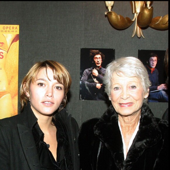 Antoine de Caunes avec sa fille Emma et sa mère Jacqueline Joubert, à Paris en novembre 2004.