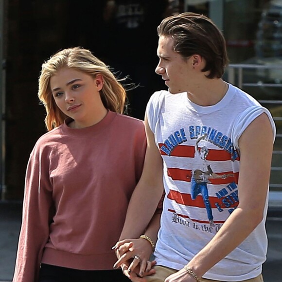 Brooklyn Beckham et sa petite amie Chloë Grace Moretz se promènent main dans la main à la sortie d'une pharmacie à Beverly Hills. Le 19 mai 2016