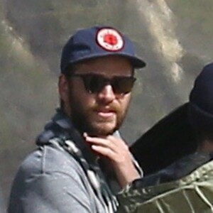 Exclusif - Liam Hemsworth se prépare à faire du surf avec des amis sur une plage à Los Angeles, le 20 mai 2016