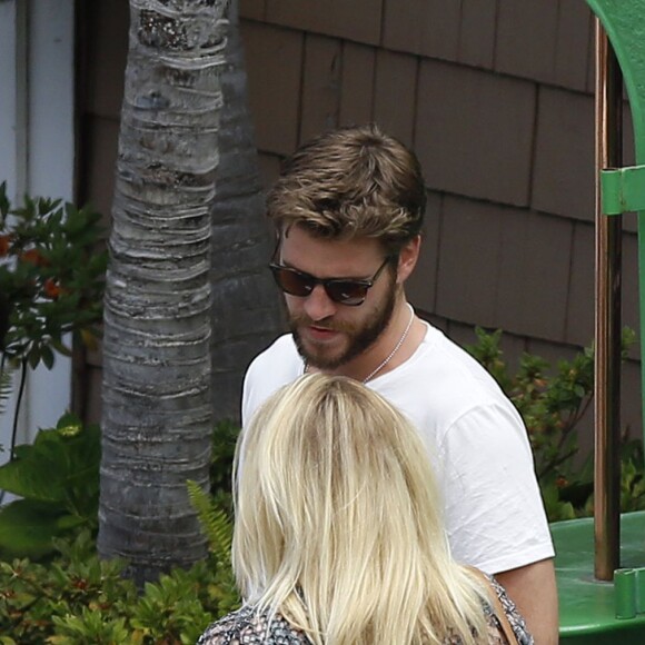 Exclusif - Liam Hemsworth a déjeuné avec une mystérieuse jeune femme au restaurant Paradise Cove à Malibu. Le 12 mai 2016