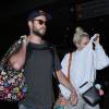 Miley Cyrus et Liam Hemsworth arrivent à l'aéroport de LAX, le 2 mai 2016