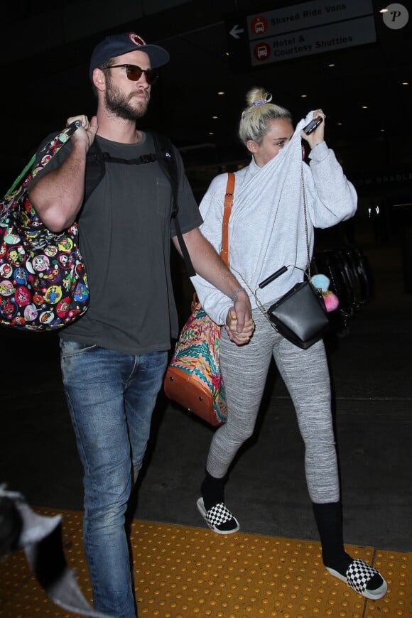Miley Cyrus et Liam Hemsworth arrivent à l'aéroport de LAX, le 2 mai 2016