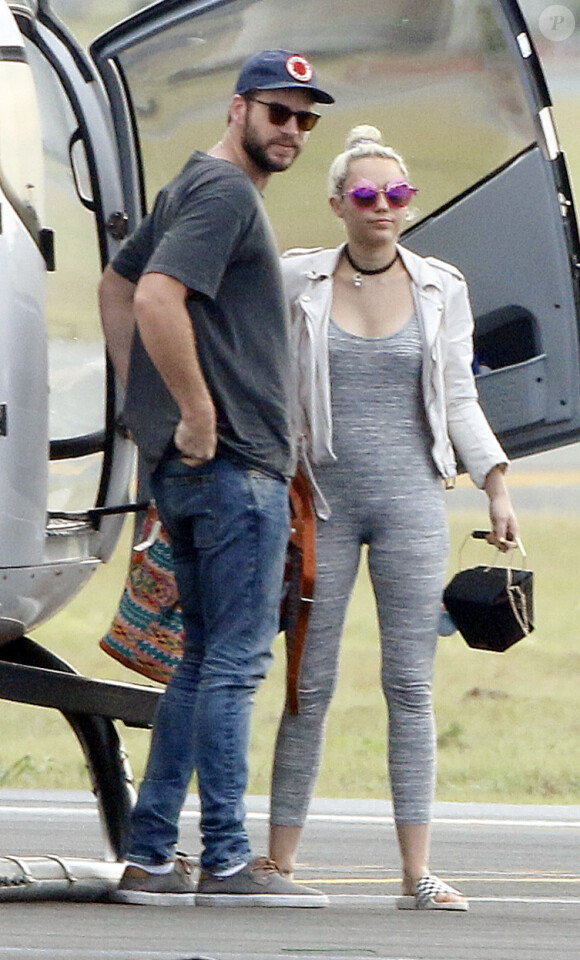 Liam Hemsworth et Miley Cyrus arrive à l'aéroport de Brisbane en hélicoptère, le 2 mai 2016