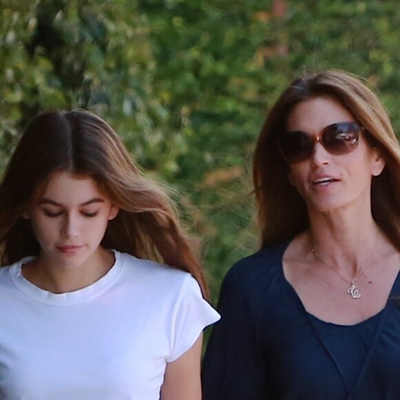 Exclusif - Cindy Crawford et sa fille Kaia se baladent et font du shopping dans les rues de Malibu, le 23 mai 2016 © CPA/Bestimage23/05/2016 - Malibu