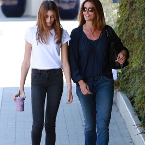 Exclusif - Cindy Crawford et sa fille Kaia se baladent et font du shopping dans les rues de Malibu, le 23 mai 2016 © CPA/Bestimage23/05/2016 - Malibu