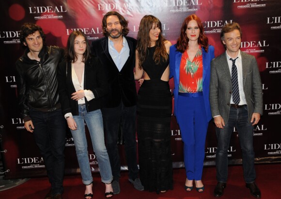 Gaspard Proust, Anamaria Vartolomei, Frederic Beigbeder, Nikolett Barbaras, Audrey Fleurot, Jonathan Lambert lors de la première de L'Idéal au Grand Rex, Paris, le 30 mai 2016.