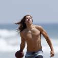 Exclusif - Joseph Baena, le fils illégitime de Arnold Schwarzenegger joue au football sur une plage à Malibu, le 16 mai 2016