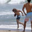 Exclusif - Joseph Baena, le fils illégitime de Arnold Schwarzenegger joue au football sur une plage à Malibu, le 16 mai 2016