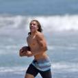Exclusif - Joseph Baena, le fils illégitime de Arnold Schwarzenegger joue au football sur une plage à Malibu, le 16 mai 2016