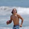 Exclusif - Joseph Baena, le fils illégitime de Arnold Schwarzenegger joue au football sur une plage à Malibu, le 16 mai 2016