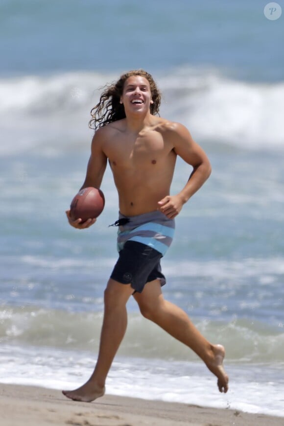 Exclusif - Joseph Baena, le fils illégitime de Arnold Schwarzenegger joue au football sur une plage à Malibu, le 16 mai 2016