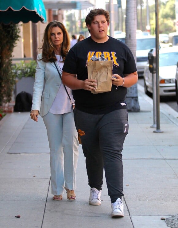 Exclusif - Maria Shriver emmène son fils Christopher Schwarzenegger dans un centre médicalà Beverly Hills, le 17 mai 2016 For germany call for price Exclusive - Maria Shriver takes Christopher Schwarzenegger to the doctors office in Beverly Hills, California on May 17, 2016.17/05/2016 - Beverly Hills