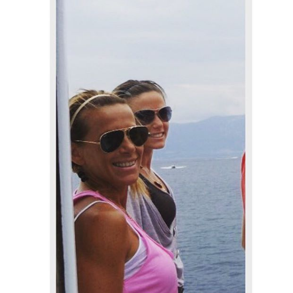 Capucine Avav prend la pose avec sa mère, son sosie, pour la Fête des mères. Mai 2016.