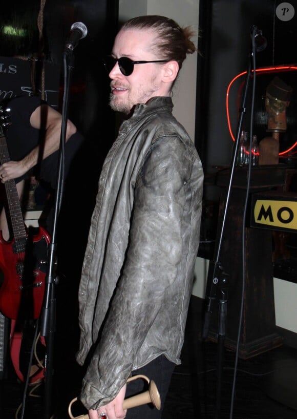 Macaulay Culkin est en concert avec son nouveau groupe "Pizza Underground" au magasin "Moscot Eyeglass" a New York. Le 23 janvier 2014
