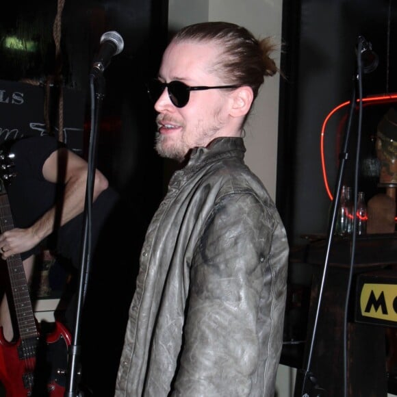 Macaulay Culkin est en concert avec son nouveau groupe "Pizza Underground" au magasin "Moscot Eyeglass" a New York. Le 23 janvier 2014