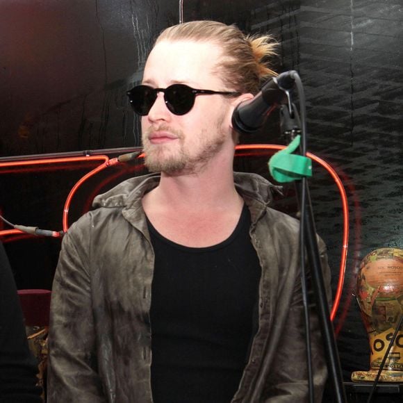 Macaulay Culkin est en concert avec son nouveau groupe "Pizza Underground" au magasin "Moscot Eyeglass" a New York. Le 23 janvier 2014