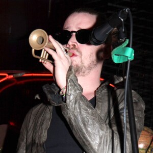 Macaulay Culkin est en concert avec son nouveau groupe "Pizza Underground" au magasin "Moscot Eyeglass" a New York. Le 23 janvier 2014