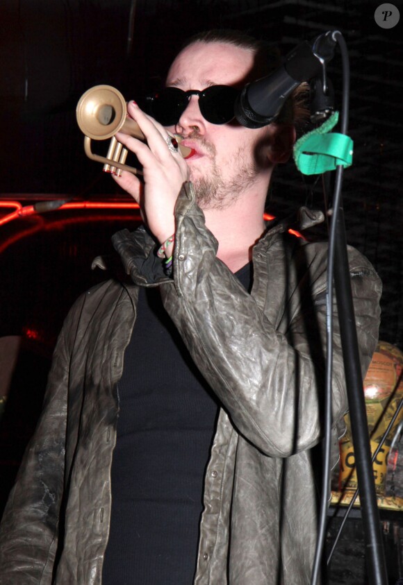 Macaulay Culkin est en concert avec son nouveau groupe "Pizza Underground" au magasin "Moscot Eyeglass" a New York. Le 23 janvier 2014