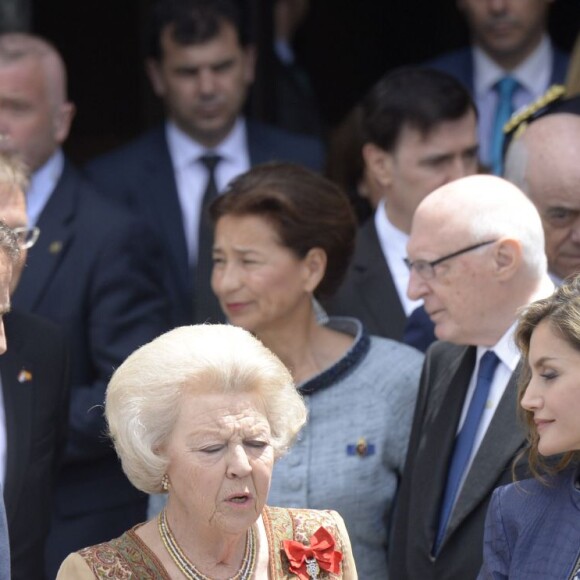 Le roi Felipe VI, la reine Letizia d'Espagne et la princesse Beatrix des Pays-Bas ont inauguré l'exposition "El Bosco" consacrée au peintre Jérôme Bosch au musée du Prado à Madrid, le 30 mai 2016.