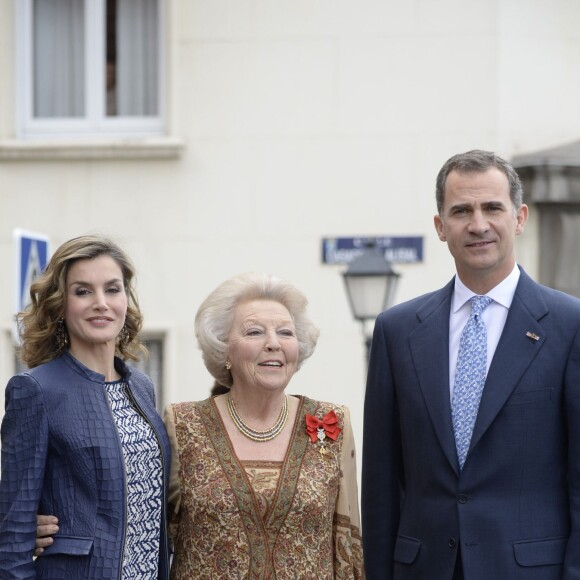 Le roi Felipe VI, la reine Letizia d'Espagne et la princesse Beatrix des Pays-Bas ont inauguré l'exposition "El Bosco" consacrée au peintre Jérôme Bosch au musée du Prado à Madrid, le 30 mai 2016.